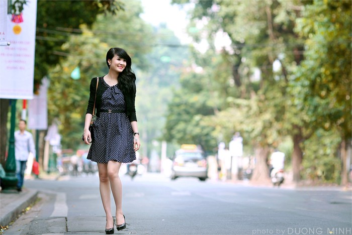 Khánh Chi xinh tươi dạo bước trên đường phố Hà Nội.